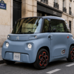 Voiture électrique sans permis Citroën Ami bleue garée dans une rue parisienne